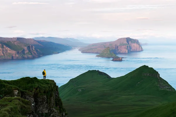 Maestose vedute nebbiose sui fiordi di Funningur — Foto Stock