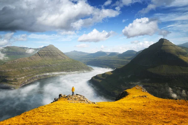 Majestätisk dimmig utsikt över fjordarna i Funningur — Stockfoto