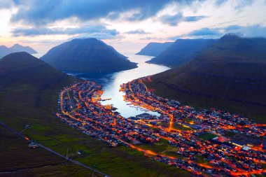 Klaksvik şehrinin fantastik akşam manzarası