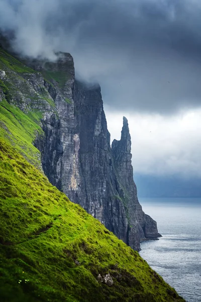 Magnifique paysage féroïen avec des falaises célèbres Witches Finger — Photo