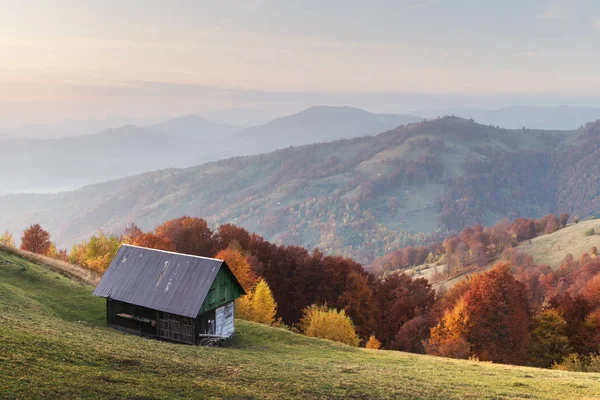 Prado de outono pitoresco com casa de madeira — Fotografia de Stock