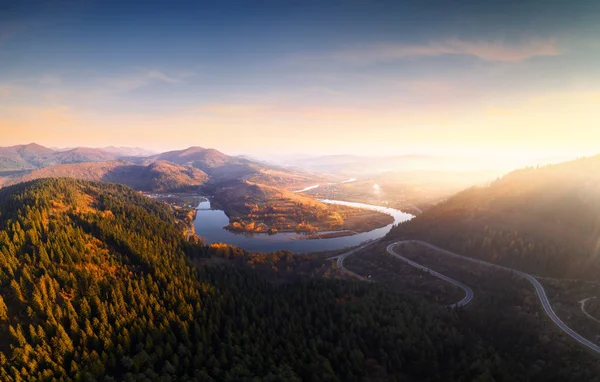 Vol au-dessus des montagnes d'automne avec serpentine route de montagne — Photo