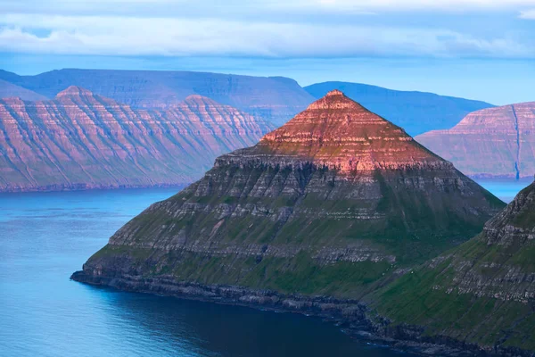 Vue imprenable sur les îles Féroé, rayonnante par la lumière du coucher du soleil — Photo