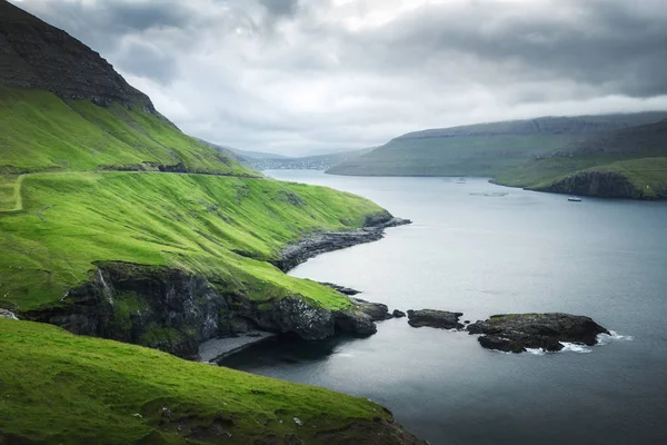 Vue spectaculaire sur les collines verdoyantes de l'île de Vagar et de la ville de Sorvagur — Photo