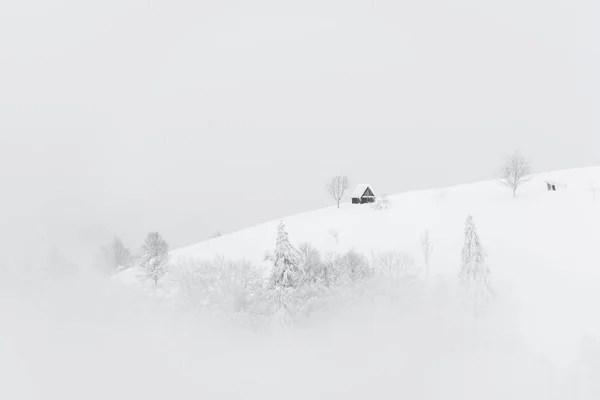 Fantastyczny krajobraz ze śnieżnym domem — Zdjęcie stockowe