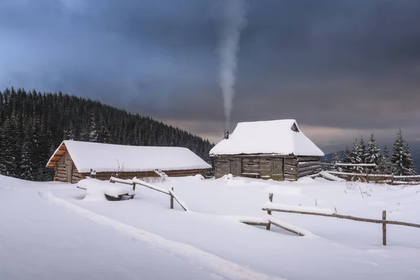 Fantastisk landskab med snedækket hus - Stock-foto