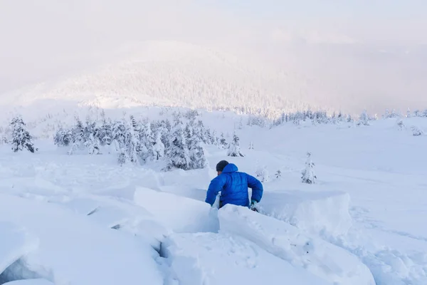 Un homme couvert d'une avalanche de neige — Photo