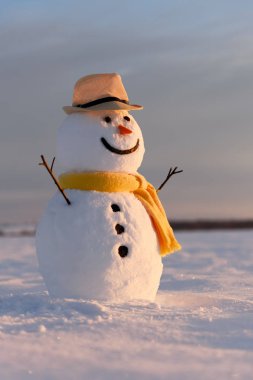 Siyah şapkalı komik kardan adam.