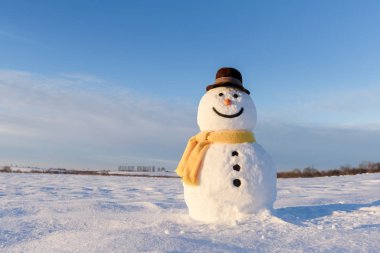 Siyah şapkalı komik kardan adam.
