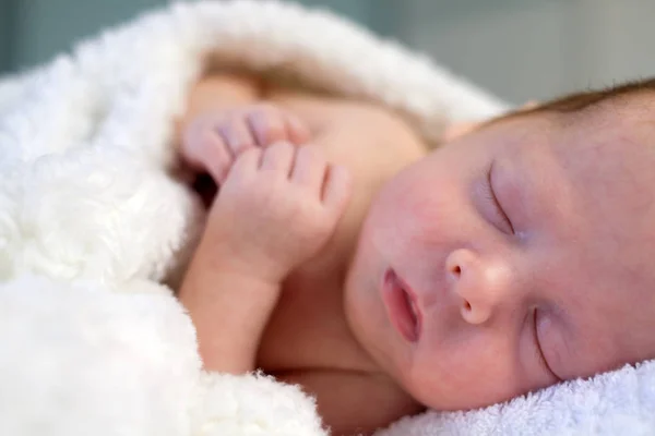 Bambino appena nato addormentato — Foto Stock