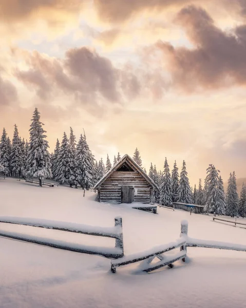 Fantastische Landschaft mit verschneitem Haus — Stockfoto