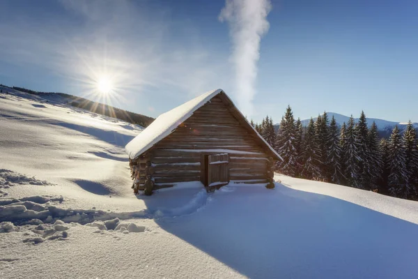 雪の家と幻想的な風景 — ストック写真