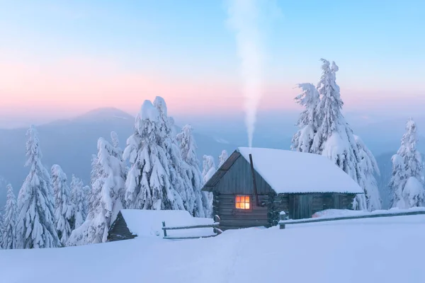 Fantástico paisaje invernal con casa de madera en montañas nevadas —  Fotos de Stock