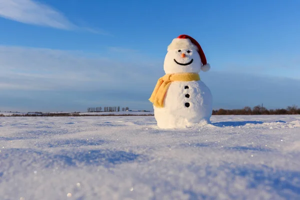 Bonhomme de neige drôle en chapeau rouge — Photo