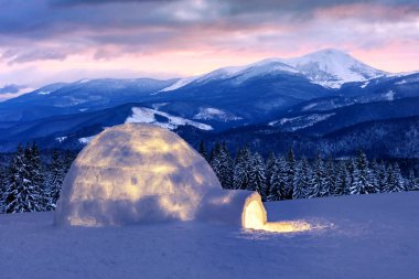 Kış dağlarında gerçek bir eskimo evi.