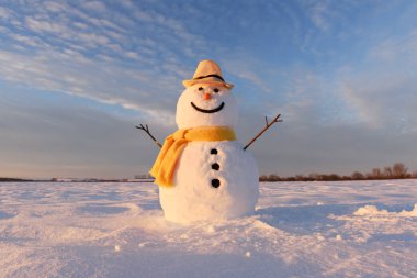 Siyah şapkalı komik kardan adam.