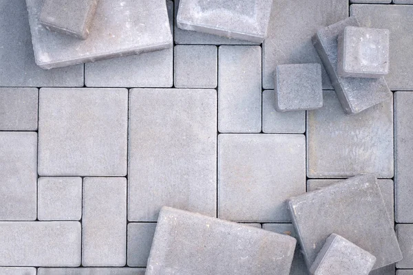 Položení šedých betonových dlažebních kamenů — Stock fotografie