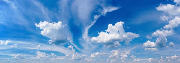 Panorama błękitnego zachmurzonego nieba — Zdjęcie stockowe