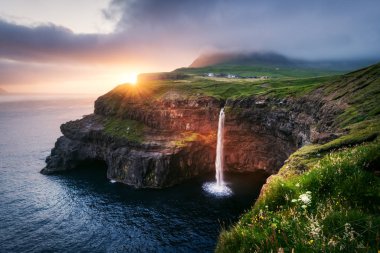 Gasadalur 'daki Mulafossur şelalesi, Faroe Adaları' ndaki Vagar Adası..