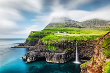 Gasadalur 'daki Mulafossur şelalesi, Faroe Adaları' ndaki Vagar Adası.