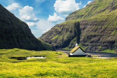 Geleneksel kilise Saksunar Kirkja 'nın güneşli yaz manzarası