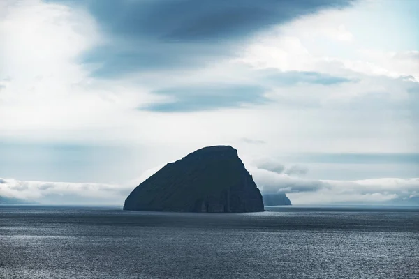 Vista dramática da ilha Koltur no oceano Atlântico — Fotografia de Stock