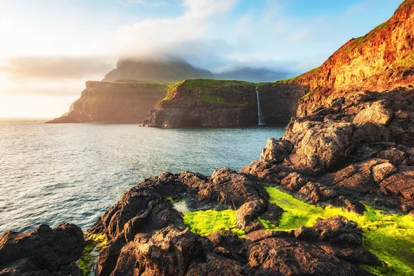 Cascade Mulafossur à Gasadalur, île de Vagar, îles Féroé. — Photo