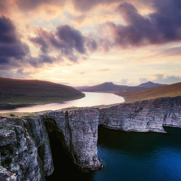 Sorvagsvatnské jezero na útesech ostrova Vagar při západu slunce, Faerské ostrovy — Stock fotografie