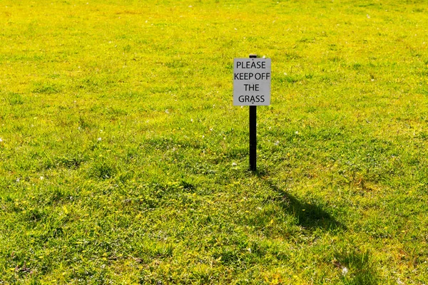Tenere lontano segno erba — Foto Stock