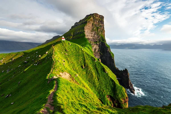 Kallur lighthouse on green hills of Kalsoy island — Stock Photo, Image