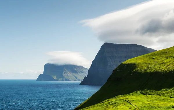 Isole verdi estive nell'oceano Atlantico dall'isola di Kalsoy — Foto Stock