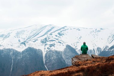 Bahar dağlarında bir adam