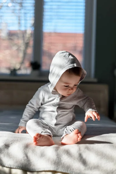 Glad pojke i grå pyjamas — Stockfoto