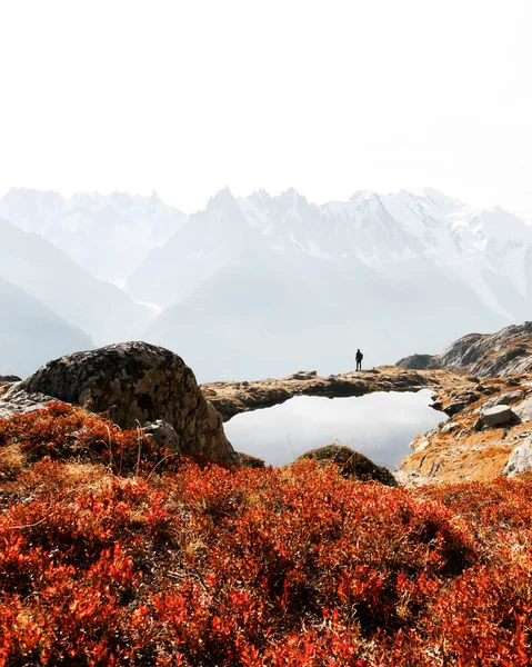 Silhouette di escursionista vicino al lago Chesery — Foto Stock