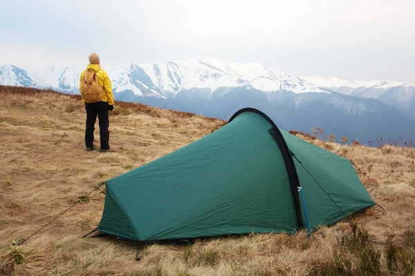 春の山の緑のテント — ストック写真