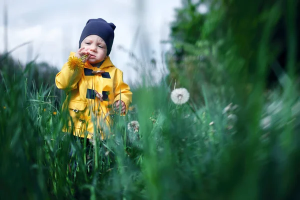 Niño en chaqueta amarilla — Foto de Stock