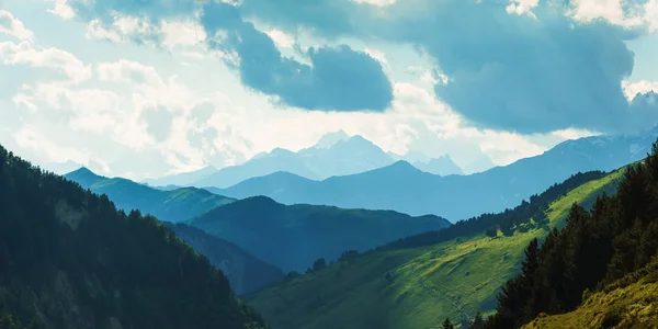 Panorama de montanhas de beleza — Fotografia de Stock