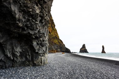 Bazalt kaya oluşumları Siyah sahilde Trol ayak parmakları