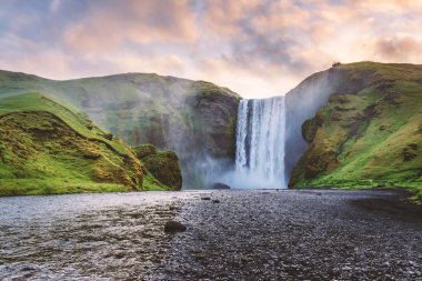 Gün doğumunda Skoga nehrinde ünlü Skogafoss şelalesi