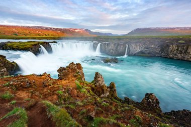 Skjalfandafljot nehrinde Godafoss şelalesi