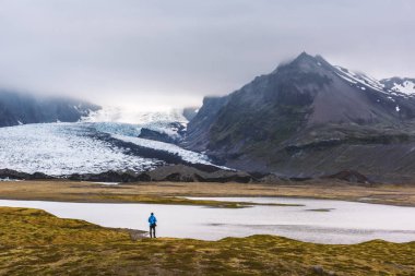 Vatnajokull Buzul Gölü yakınlarında yalnız bir turist