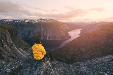 Yalnız turist Trolltunga kaya