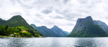 Hjorundfjorden fiyort görünümünü dramatik akşam