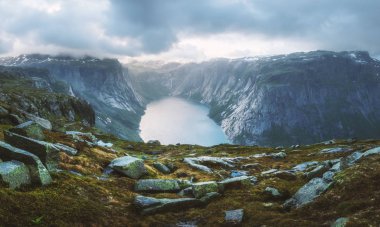 Ringedalsvatnet göl kenarında Trolltunga