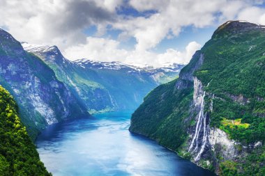 Sunnylvsfjorden fiyordunun nefes kesici manzarası