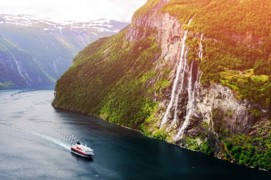 Sunnylvsfjorden fiyordunun nefes kesici manzarası