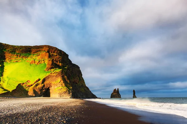 Pemandangan yang luar biasa di pantai hitam dan tebing kaki Troll — Stok Foto