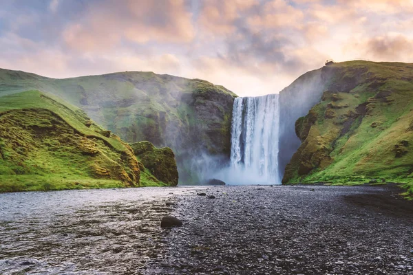 Berömda Skogafoss vattenfall vid Skoga älv i soluppgången — Stockfoto