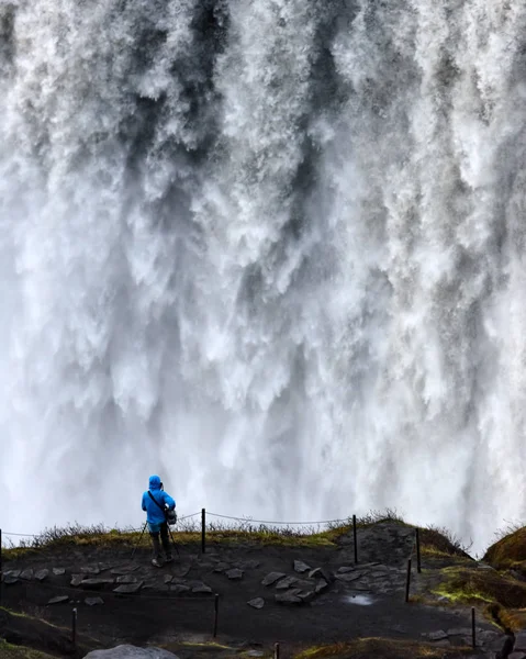 Turista solitário perto gorgeus Dettifoss cachoeira — Fotografia de Stock