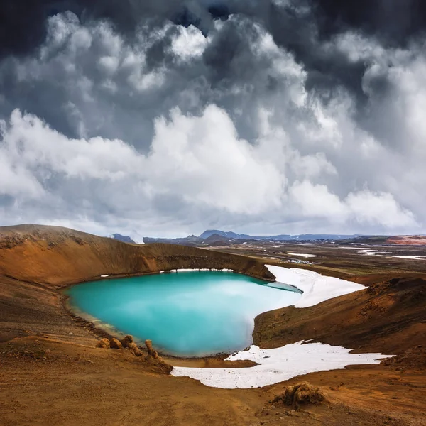 Acid hot lake in the geothermal valley Leirhnjukur — 스톡 사진